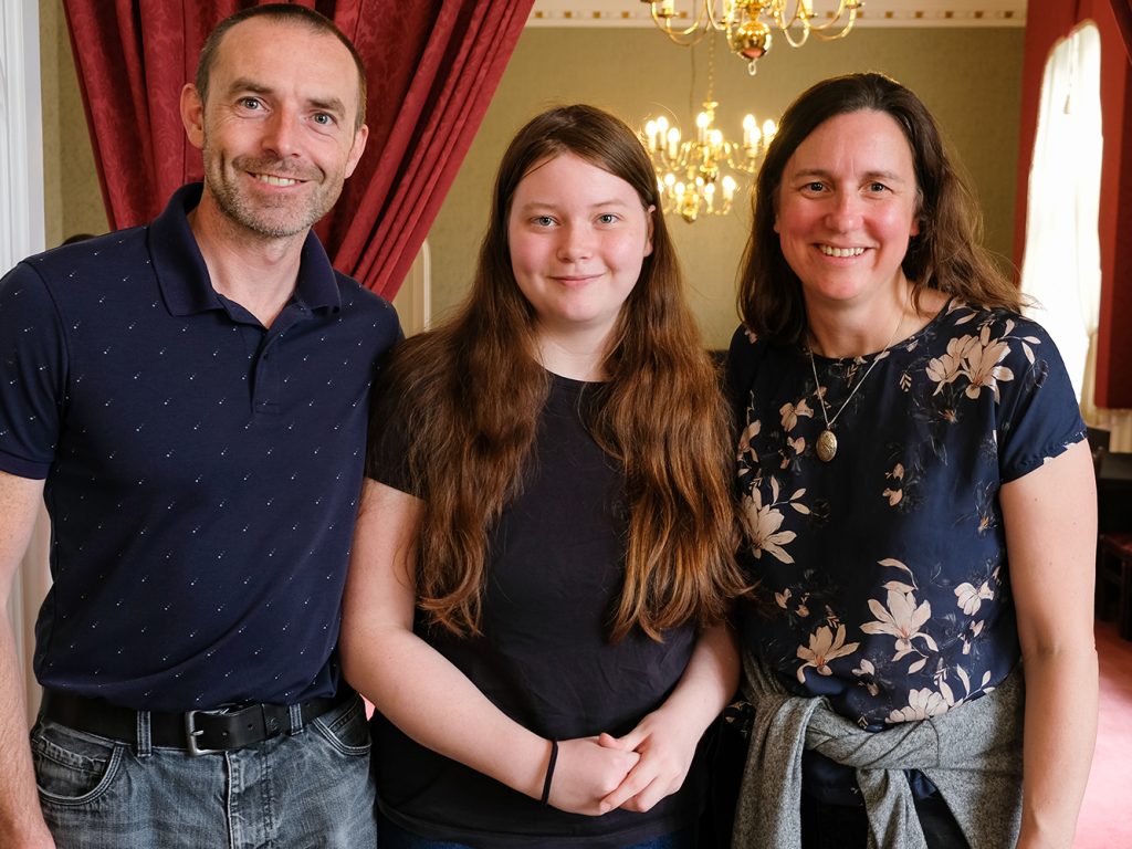 girl with her parents